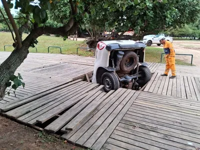 Carro da Prefeitura cai em buraco durante perseguição no Aterro do Flamengo 