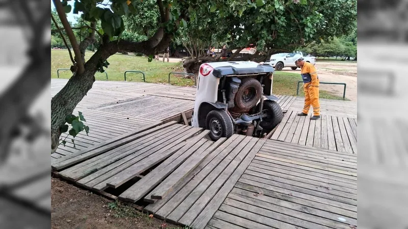 Carro da Prefeitura cai em buraco durante perseguição no Aterro do Flamengo