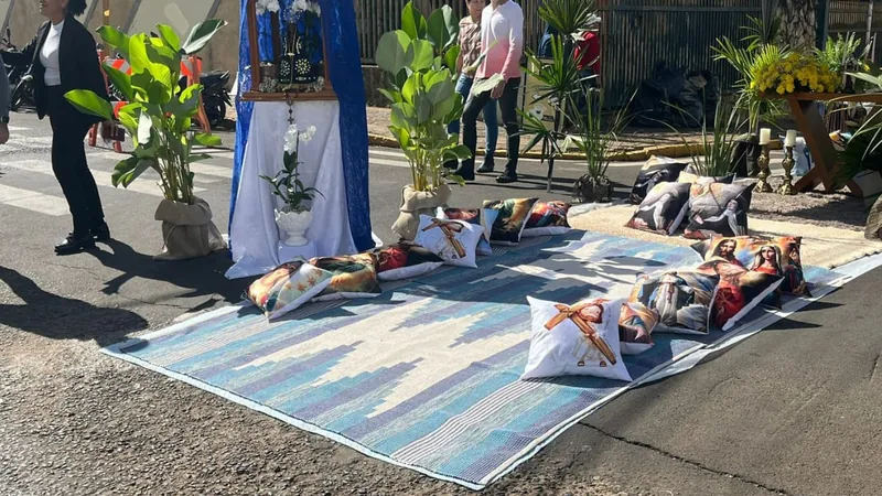 Ibitinga mantém tradição das mantas coloridas no Corpus Christi