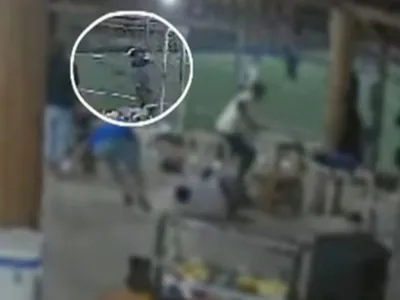 Criminoso mata duas pessoas durante jogo de futebol em possível acerto de contas
