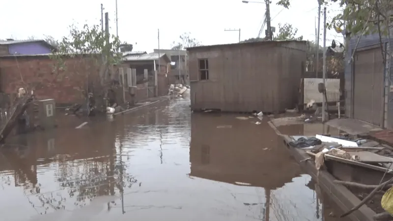 Moradores retornam a Eldorado do Sul, uma das cidades mais atingidas pela chuva