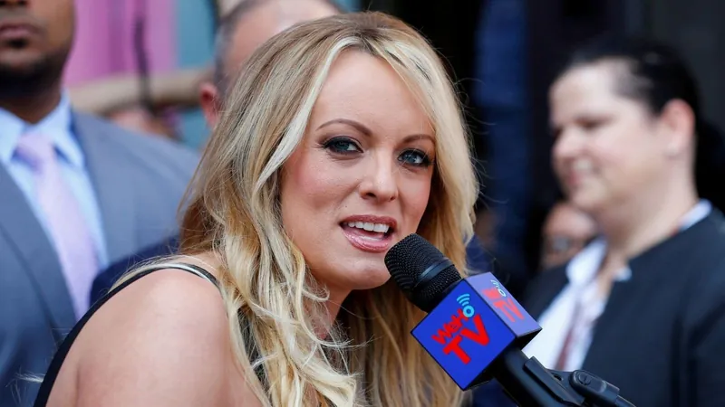 Quem é Stormy Daniels, atriz de filmes adultos pivô na condenação de Trump