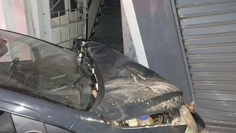 Carro desgovernado destrói fachada de loja em Bauru