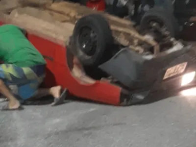 Vídeo: carro capota e motorista fica ferido em São José dos Campos
