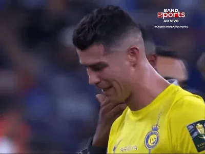 Cristiano Ronaldo se desespera e cai no choro após perder final; assista