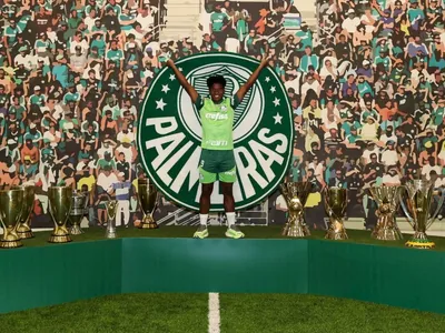 Endrick é homenageado pelo Palmeiras e posa com troféus