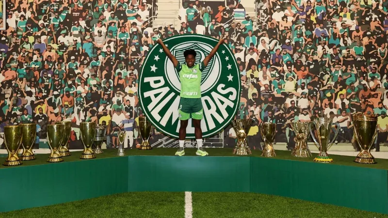 Endrick é homenageado pelo Palmeiras e posa com troféus