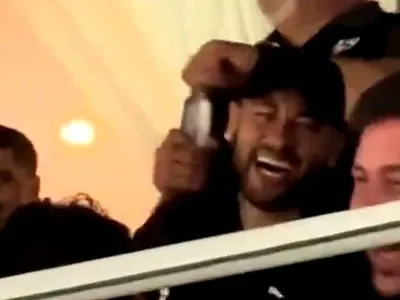 Torcida do Al Hilal provoca CR7 com gritos de 'Messi', e Neymar se diverte; veja