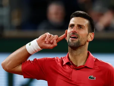 Djokovic abandona a disputa de Roland Garros após lesão no joelho
