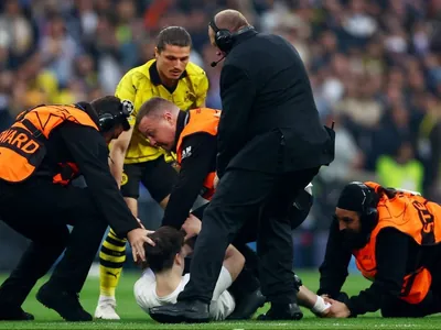 Final da Champions tem invasão de campo e meia do Borussia ajuda seguranças