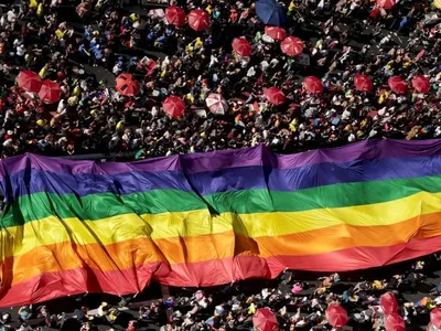 Parada LGBT+ em São Paulo começa com verde e amarelo rivalizando com o arco-íris