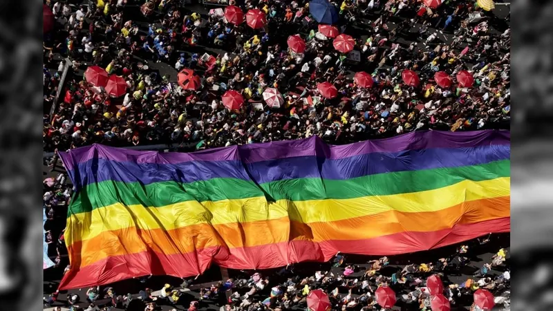 Parada LGBT+ em São Paulo começa com verde e amarelo rivalizando com o arco-íris