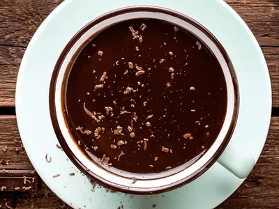 O verdadeiro chocolate quente não leva amido de milho; anote receita cremosa