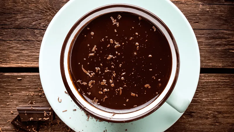 O verdadeiro chocolate quente não leva amido de milho; anote receita cremosa