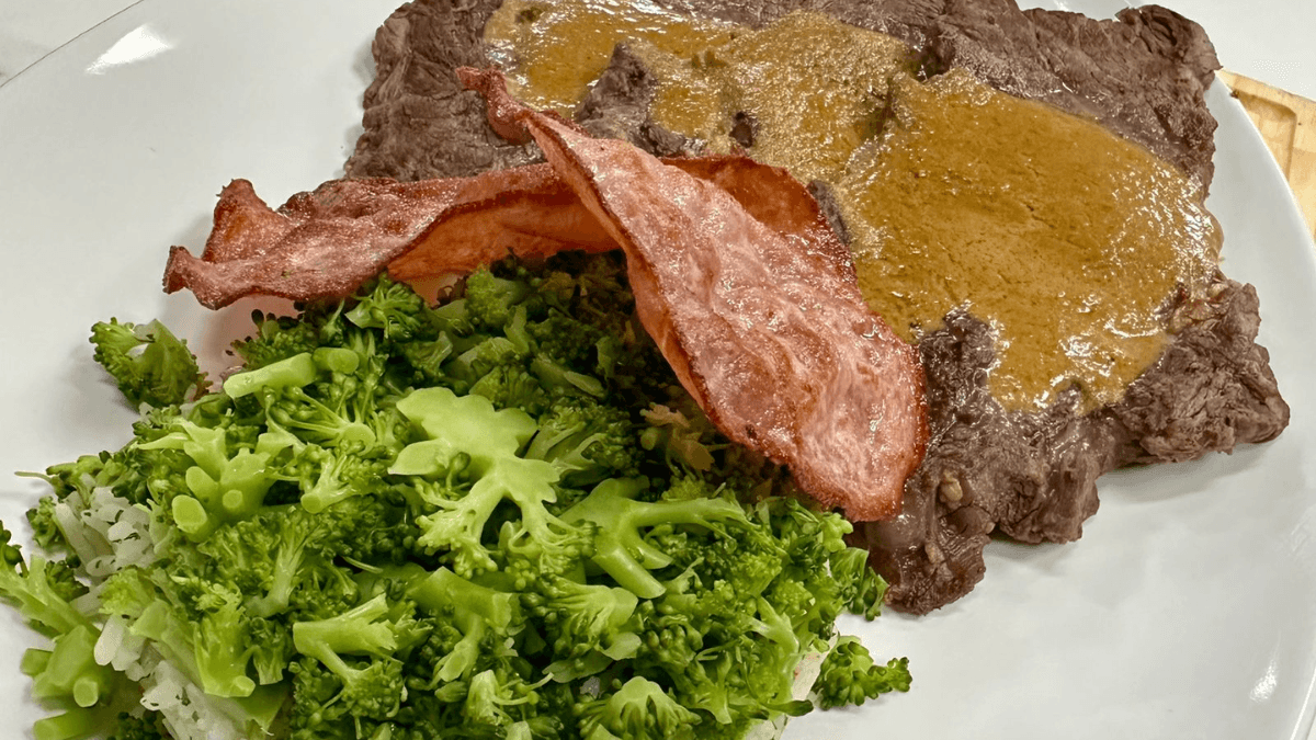 Bife à portuguesa e arroz com brócolis | Band Receitas