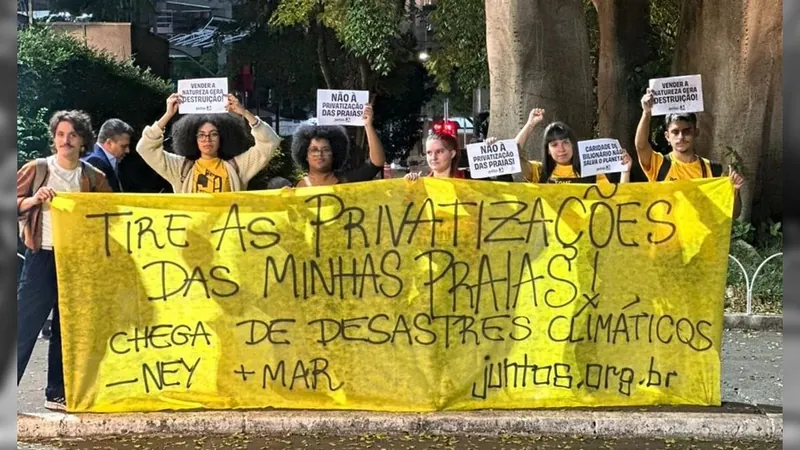 Leilão do Neymar tem protesto contra privatização de praias