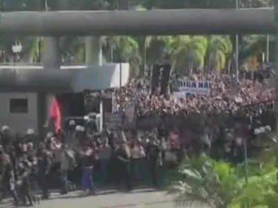 Vídeo: professores invadem Assembleia Legislativa do Paraná durante protesto