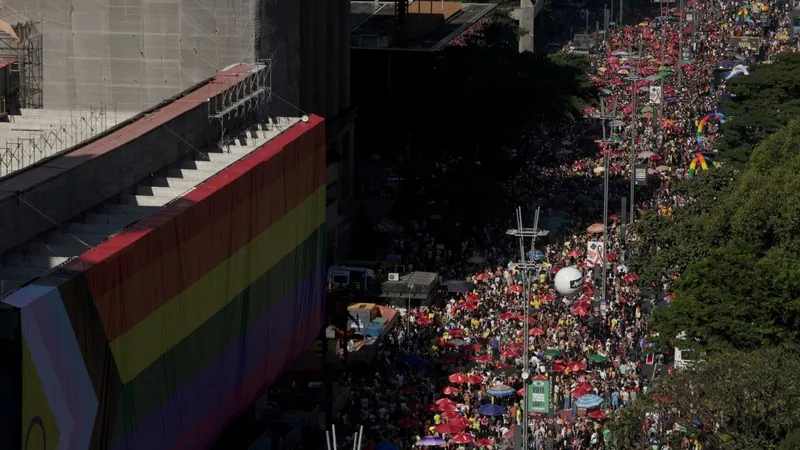 Policiais à paisana prendem trio com 10 celulares furtados na Parada LGBTQIA+