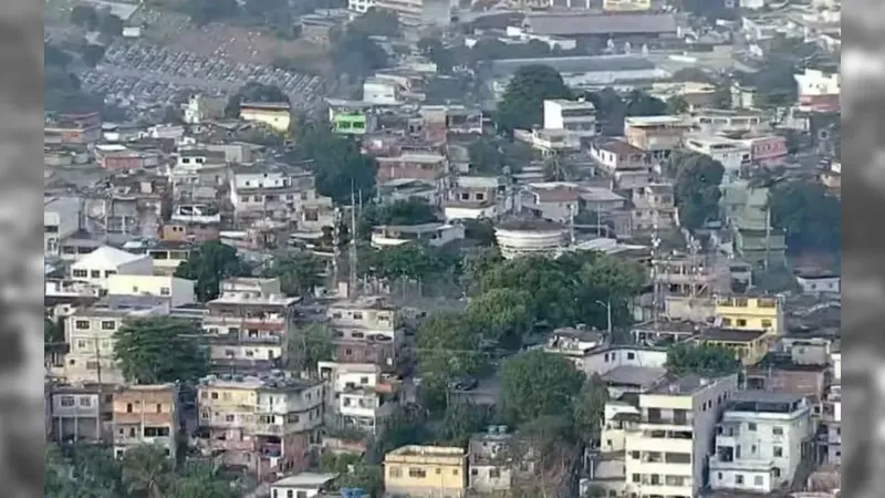 Polícia Militar faz operação no Complexo do Dendê, na Ilha do Governador