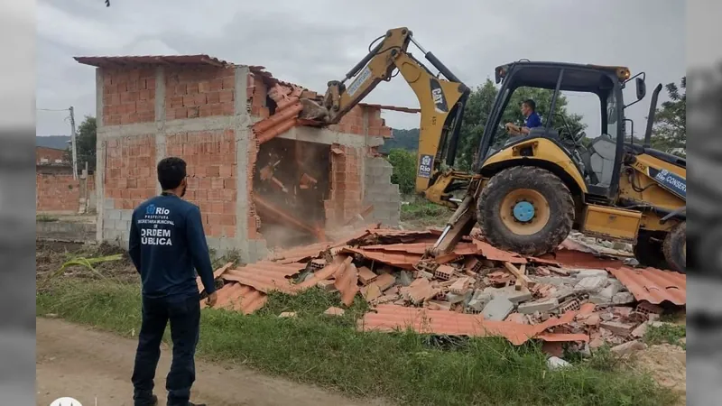 Construções ilegais às margens do Rio Cabuçu foram demolidas nesta quarta-feira