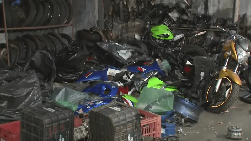 Polícia Civil encontra quatro desmanches de motos roubadas no centro de SP