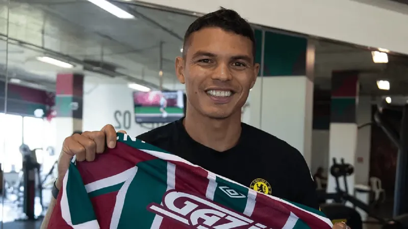 Torcedores do Fluminense se mobilizam para receber Thiago Silva no Aeroporto