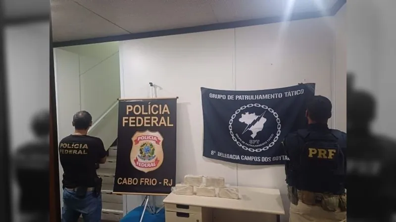 PRF apreende carga com aproximadamente cinco quilos de cocaína, em Araruama