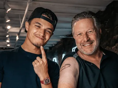 Chefe da McLaren faz tatuagem para comemorar primeira vitória de Norris na F1