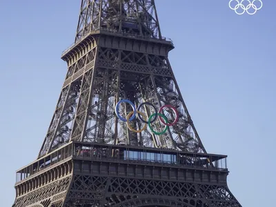 Cartão postal de Paris, Torre Eiffel é decorada com os anéis olímpicos