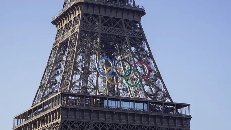 Cartão postal de Paris, Torre Eiffel é decorada com os anéis olímpicos