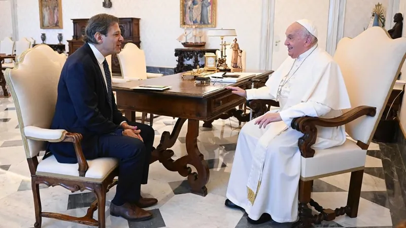 Fernando Haddad presenteia papa Francisco com cuia de chimarrão no Vaticano