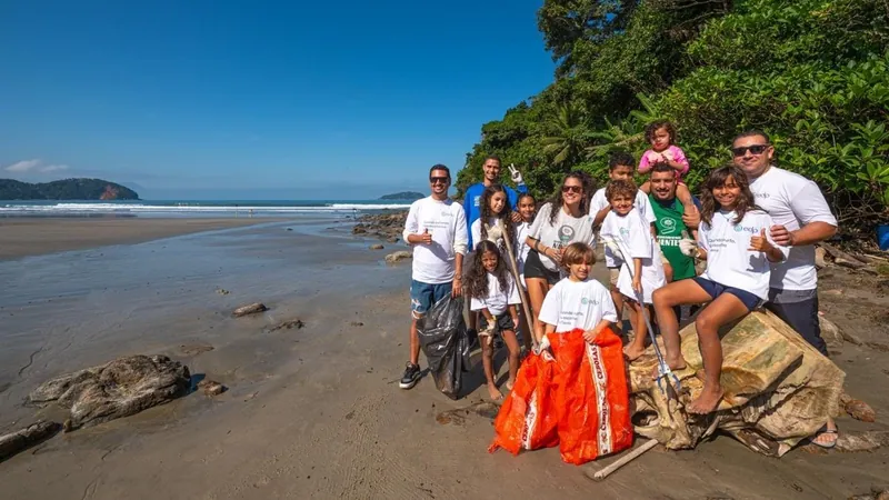 No Dia Mundial dos Oceanos, ação socioambiental é feita na praia da Baleia em São Sebastião