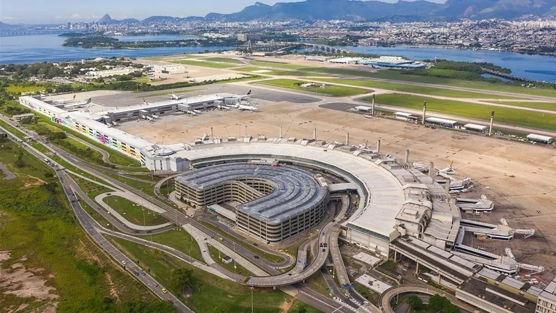 Mulher é presa após tentar embarcar com cocaína no Aeroporto Internacional Tom Jobim