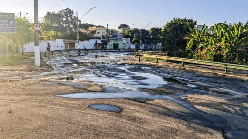 Novo rompimento em adutora deixa moradores de Jacareí sem água