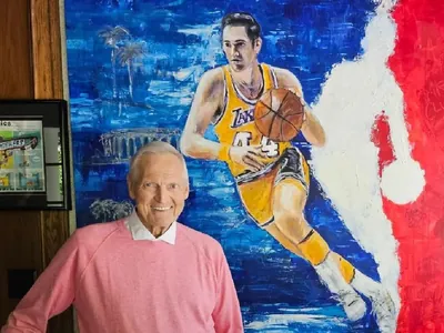 Aos 86 anos, morre Jerry West, lenda da NBA que inspirou símbolo da liga
