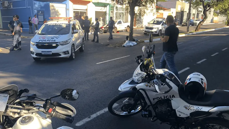 Homem morre após bater de moto contra uma árvore em Araçatuba