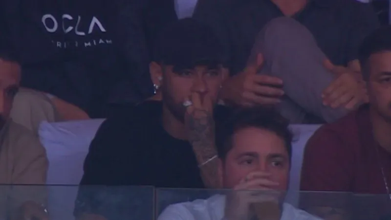 Neymar segue 'paquerando' Flamengo e aparece no Maracanã para assistir partida