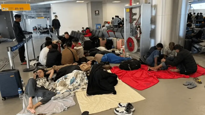 Liminar impede deportação de 70 imigrantes do aeroporto de Guarulhos, em SP