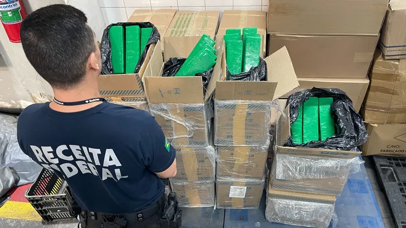 Receita Federal encontra mais de 270 kg de maconha em transportadora no Rio