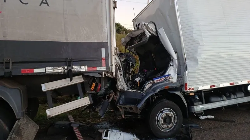 Motorista fica gravemente ferido em acidente envolvendo dois caminhões em Jaguariúna