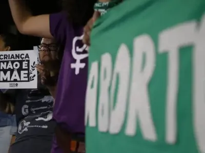 Mais da metade dos brasileiros é contra a PL do aborto nas redes, diz estudo