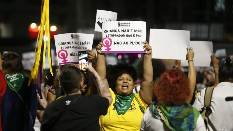 Pelo menos 6 capitais registram protestos contra PL que equipara aborto a homicídio