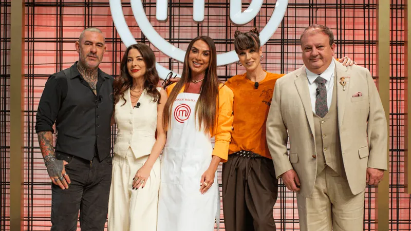 Nicole Bahls auxilia jurados na prova de eliminação do MasterChef