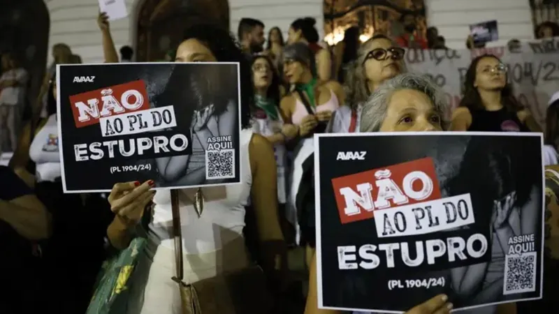 Manifestantes vão às ruas contra PL que equipara aborto a homicídio