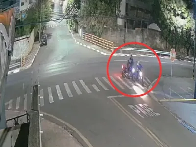 Vídeo: motociclista é cercada por criminosos e tem moto roubada