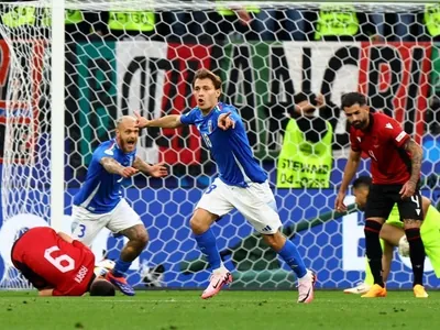 Itália leva susto, mas vira e vence Albânia, de Sylvinho, em estreia na Euro