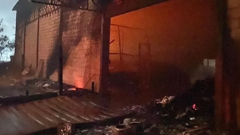 Incêndio em galpão de recicláveis em Vespasiano pode ter sido criminoso