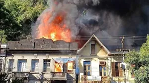 Pelo menos três estabelecimento tiveram perda total de materiais após incêndio em Petrópolis