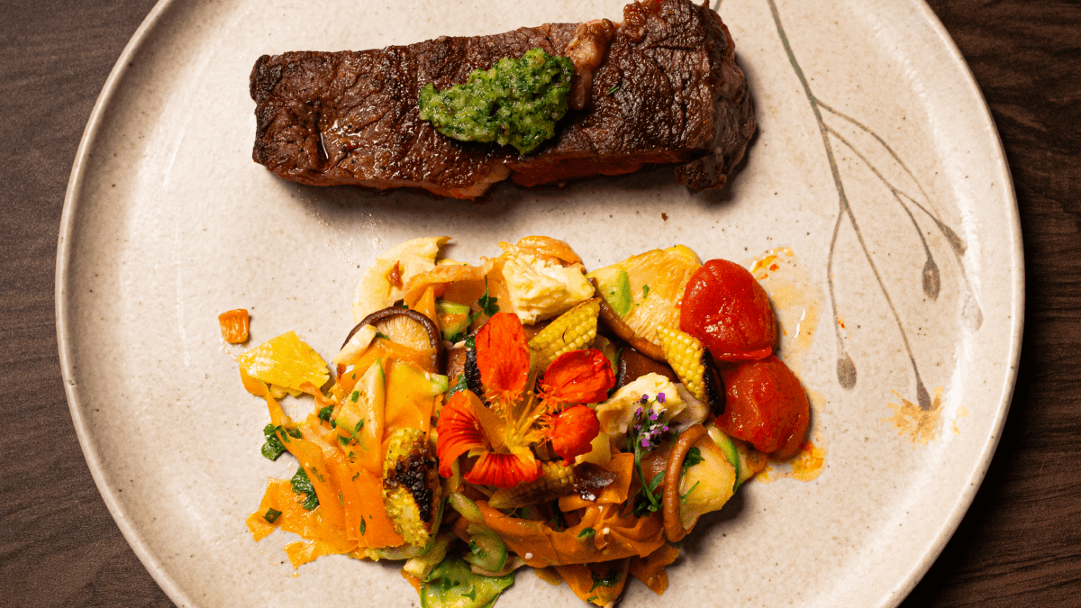 Bife ancho com pesto de cerefólio e salada de cogumelos | Band Receitas