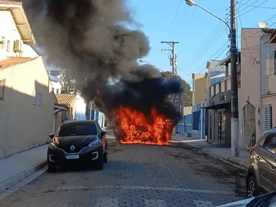 VÍDEO: Carro pega fogo em São Sebastião e mobiliza equipes de resgate